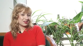 ナタリアは私たちに彼女のセクシーな部分を見せてくれます