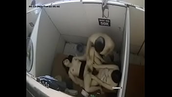 公衆トイレで3人の男に犯されたインドの女の子