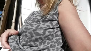 nippleringlover 摩洛伊斯兰解放阵线在户外玩巨大的刺穿乳头时变得角质