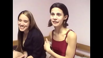 エロベルトとストッキングをはいた2人の美人レズビアンが指でお互いを興奮させ、ペニバンでオマンコをファック