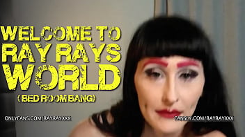 RAY RAY XXX раздевается и мастурбирует в постели