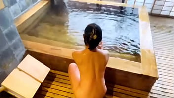 一人旅の女性、紺¹県、水中の天然温泉