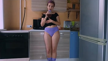 私は抵抗できず、台所で彼女の甘い猫を引きちぎりました。お尻むち打ち