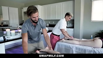 SwapMilf - ホットな熟女が友人からマッサージを受けて性交する - エイプリル・ストームとニッキー・ハンツマン