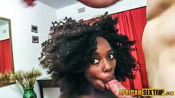 セックスビデオをテーピングしながらカムをすばやく覗く美しい黒檀モデル