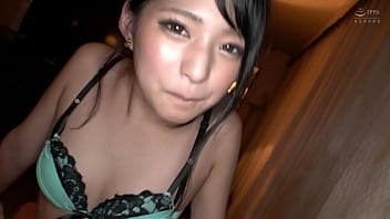 ハメ撮り　ギャル系貧乳JKとハメ撮りセックス。ブラウスから透けたブラジャーがエロイ。八重歯がチャームポイントなお口でのフェラチオもエロい。バックと正常位で連続セックス。