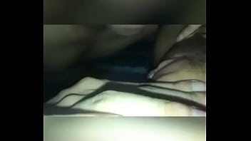 彼女の猫を食べている間アジアの妻のオルガスムと犯されて中出しされてしまった