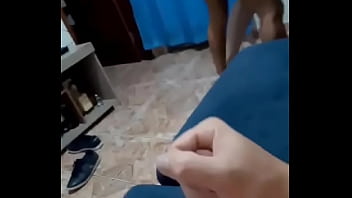 あなたの友人が彼の妻をどのように扱っているか見てください