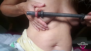 極端に伸ばされた乳首ピアスに16mmのロッドを挿入する乳首愛好家変態熟女part1