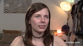 シュトゥットガルト出身の22歳の子供は、お気に入りのおもちゃで自分でやっています