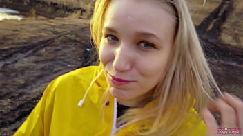 Я встретил бывшую подружку, молодую шлюшку, она предложила сделать минет на улице.