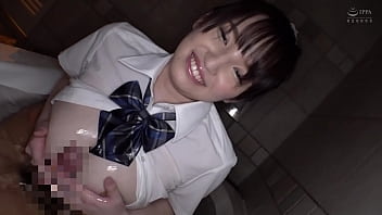 超级敏感的小美女。 她有一个男朋友，但她口交了一个外遇伴侣的大鸡巴。 大量喷出的中出性行为。 日本业余色情影片。