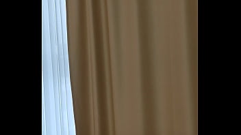 掃除婦はマスターのアパートに忍び込み、ストリップショーを中出しして踊りました