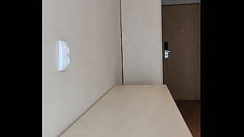 家政婦は飼い主の前で足を広げた。そして自分自身を