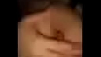 彼女は私に彼女の美しいおっぱいを見せることに抵抗できませんでした