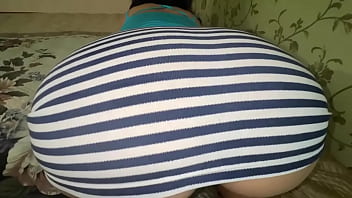 成熟した主婦は、彼女とのアナルセックスのために意図的に義理の息子のお尻を組み立てました