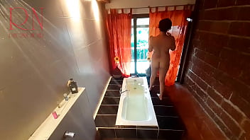 窥视。 偷窥狂。 家庭主妇在淋浴时用肥皂清洗，在浴缸里刮她的阴部。 你想他妈的一个在淋浴时洗她的屁股和阴部的小鸡吗？ 浴缸里的监控摄像头。 相机 1 你想和这位女士一起洗澡吗？ 华丽的荡妇在浴缸中优雅地蠕动。 我想在她嘴里和阴户里操这个小妞！