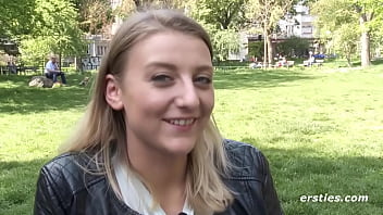 ミュンヘン出身のホットな19歳の女の子は、自慰行為を撮影することができます