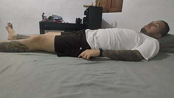 私が休んでいる間に私の小さな義理の妹が私の部屋に入ってきて、私のコックを吸います