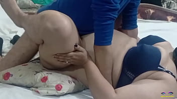 Дези порнозвезда с большими сиськами тетушка Нету жестко трахнута в миссионерском стиле и наполнила ее киску спермой во время xxx choot chudaye большим членом ее мужа на хинди
