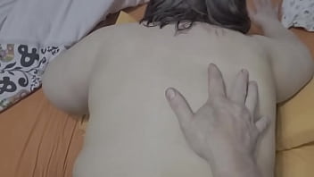 太った老婆をけいれんするおじさん