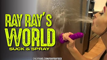 RAY RAY XXX ползает по полу голышом, прежде чем давиться дилдо так сильно, что ее тошнит
