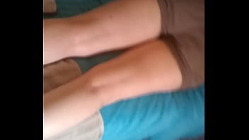 私の妻の完璧な小さな足。ハイウォーターギャンブルを聴く
