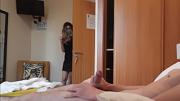 ディックフラッシュ。ホテルのメイドさんの前でアソコを抜くと、彼女は私をからかうことに同意しました。