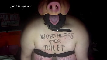 Fuckpig JustAFilthyCuntギャグは、カム上の複数のディルドで自分自身をファックして屈辱を与えます