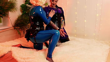 ラテックスラバーセックス舞台裏 - アマチュアビデオ - レズビアンセックス - フェティッシュピンアップ Arya GranderとモデルDredda Dark