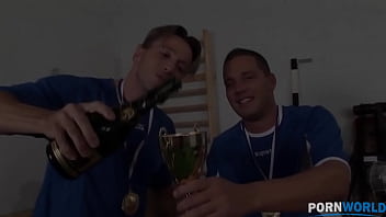 ルーマニアのチアリーダー、ジェニファー・ラブがハンガリーのサッカー選手2人からポンポンを投げられる GP1805