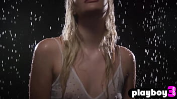Playboy3.com-驚くべきブロンドの熟女ケンナ・ジェームスは、熱いドレスを着てポーズをとっている間、彼女の完全に濡れた体を見せます