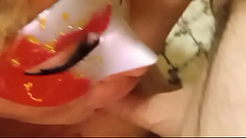 彼女は私のペニスを吸うのが大好きですそれをした後それをとても楽しんでいます彼女は私が彼女を愛している間に私が彼女のおっぱいと膣に油を塗った後、彼女のお尻を吸ってそれに油を塗って彼女のお尻をあきらめるように私に言います
