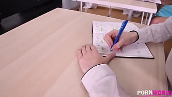 Миниатюрная дерзкая Джина скачет на большом члене репетитора на парте в классе GP1143