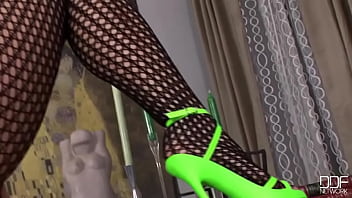 見事なグリーンのパンプスとプンタン！