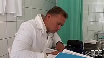 医師はこの完璧な喉をチェックします