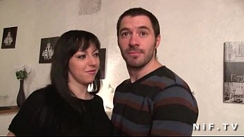 彼らの離れて強打された大きなboobedブルネットを持つフランスのアマチュアカップル