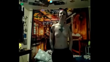 ロシアの奴隷は黒人男性が楽しむために価値のない体を披露します