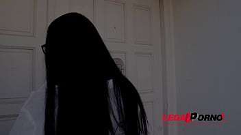 Грудастая секретарша Катрина Морено скачет на его пульсирующем члене своей розовой попкой GP832