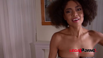 信じられないほど熱い黒人セックスの女神ルナ・コラソンがピンクの GP255 に黒人のチンポを受け入れる