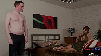Bigtit英国の盗撮はbfをけいれんするためにおっぱいを出します