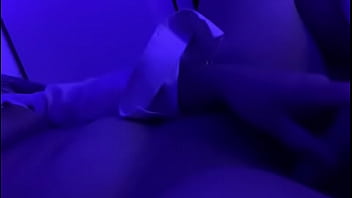 濡れたオマンコに小さなおもちゃをくっつけました