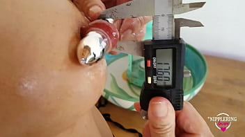 nippleringlover 角质摩洛伊斯兰解放阵线 红色靴子 丝袜 猫穿孔 振动器在乳头 极端拉伸的乳头穿孔