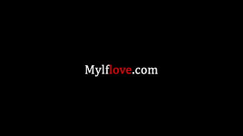 MILFは彼女がどのようにうまくいくかを私たちに示します