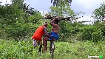 私は薪から帰る途中で王子に会いました、彼は私たちが場所に彼の自転車で私を運ぶことを申し出ました
