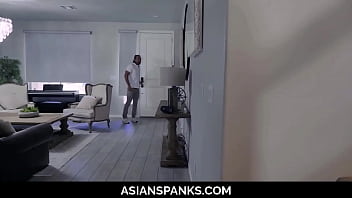 彼の小さなアジアの継娘の衣装、キミー・キム、ジョニー・キャッスルの世話をしているステップダッド[無修正]