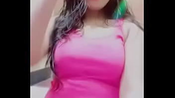 私のgfは私に彼女のおっぱいとお尻を見せてくれます