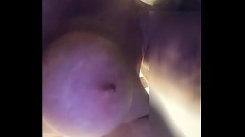 おっぱいは別のコックと大声でうめき声を取りながら女をぶら下げます