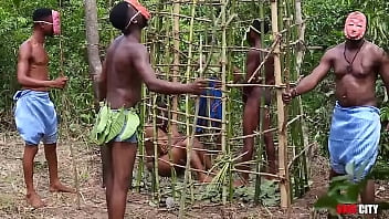 西アフリカのどこかで、毎年恒例の祭りで、王様と警備員が見守っている間、王様は檻の中で最も美しい乙女と性交します