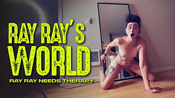 RAY RAY XXX шлепает фаллоимитатор по зеркалу и глубоко заглатывает его, пока не вырвет кишки, и снова облизывает его!